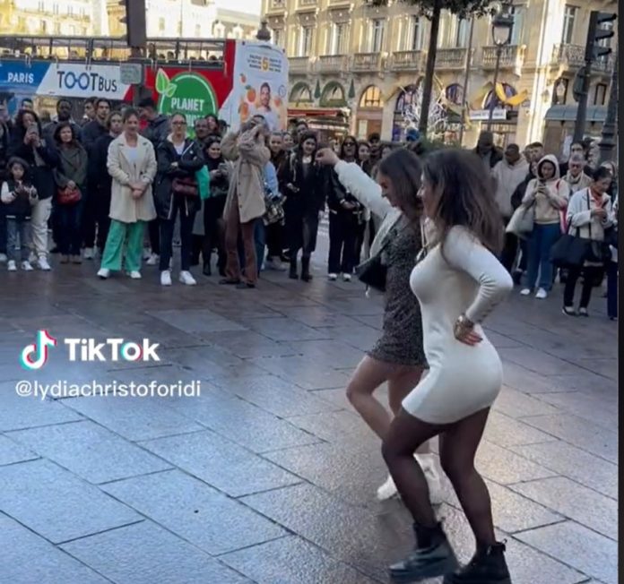 Ελληνίδες χορεύουν Ικαριώτικο στο Παρίσι